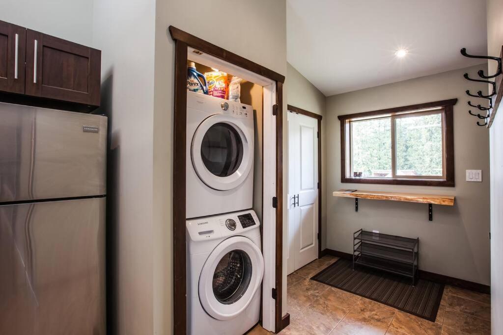 The Best 2 Bedrooms Suite In Revelstoke! Bagian luar foto