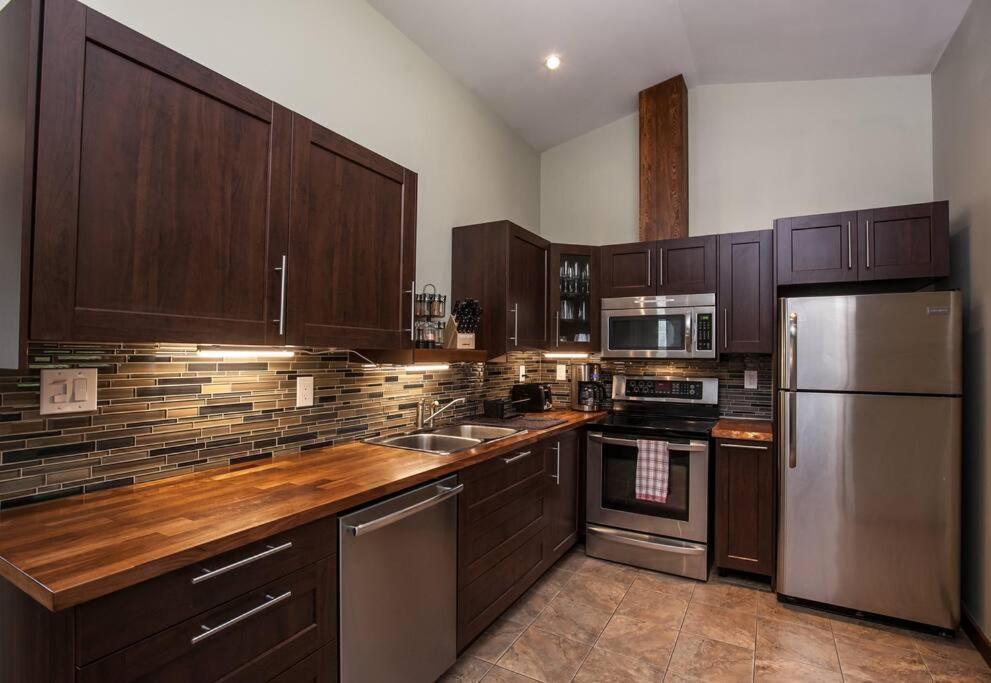 The Best 2 Bedrooms Suite In Revelstoke! Bagian luar foto