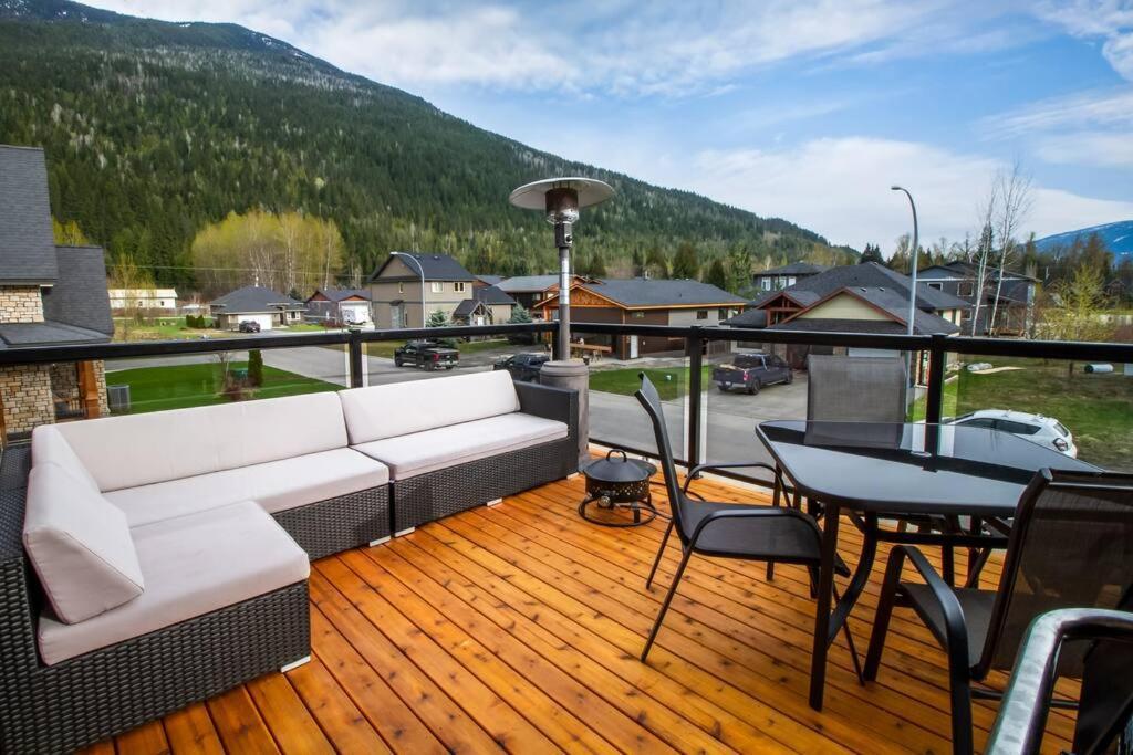 The Best 2 Bedrooms Suite In Revelstoke! Bagian luar foto