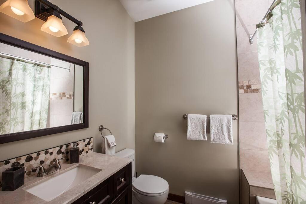 The Best 2 Bedrooms Suite In Revelstoke! Bagian luar foto