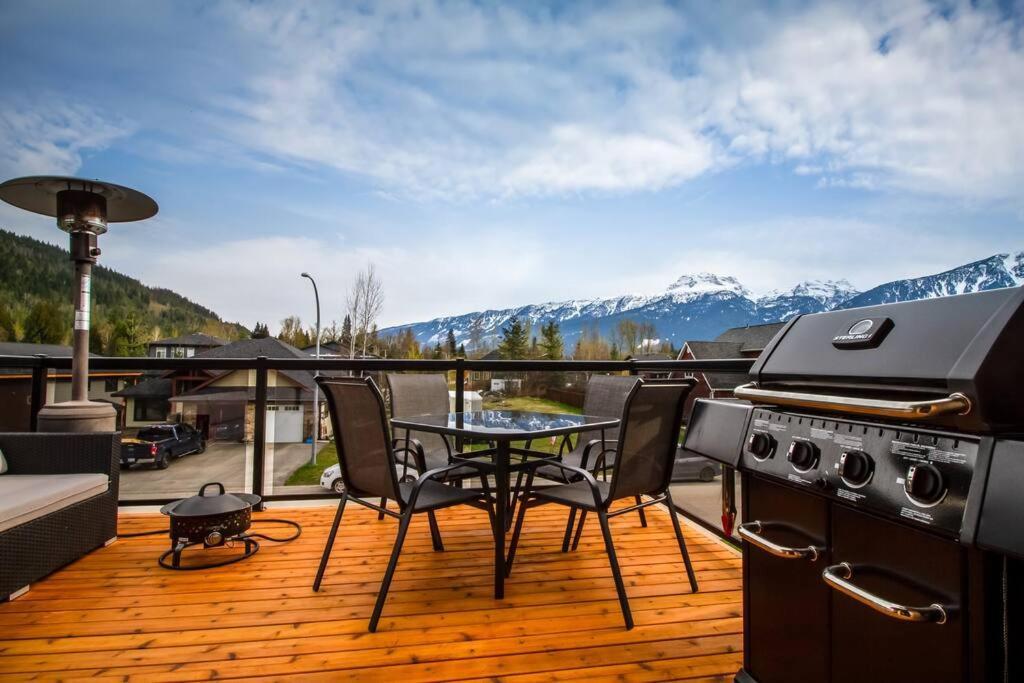 The Best 2 Bedrooms Suite In Revelstoke! Bagian luar foto