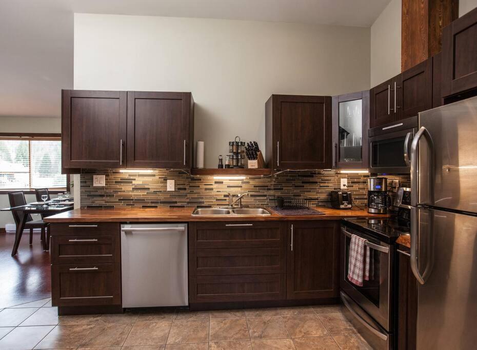 The Best 2 Bedrooms Suite In Revelstoke! Bagian luar foto