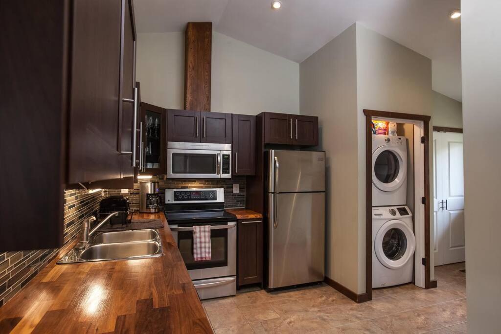 The Best 2 Bedrooms Suite In Revelstoke! Bagian luar foto