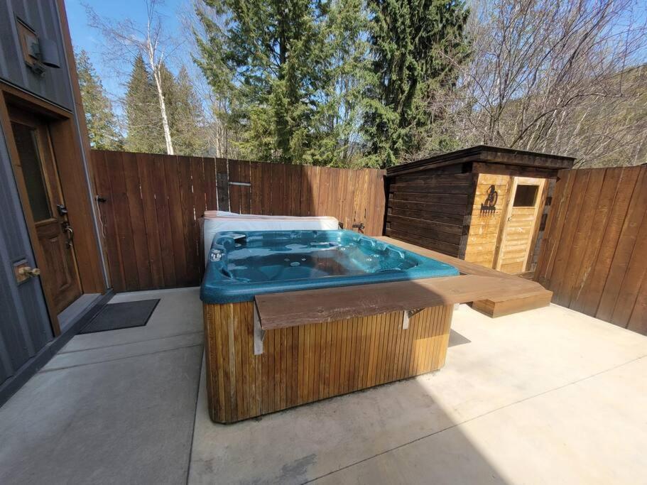 The Best 2 Bedrooms Suite In Revelstoke! Bagian luar foto